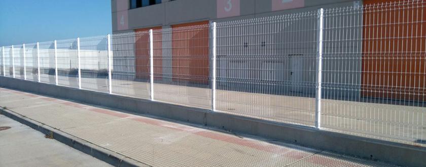 Vallado Metálico con Malla de Simple Torsión en parcelas en Polígono Empresarium de Zaragoza