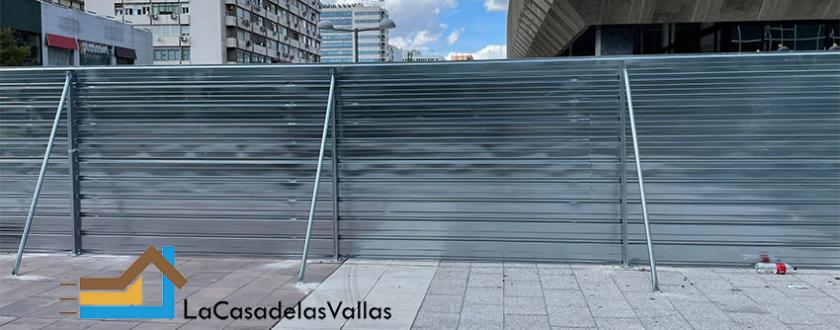 Vallado de Obra de Chapa Ciega en centro de Madrid LaCasadelasVallas 